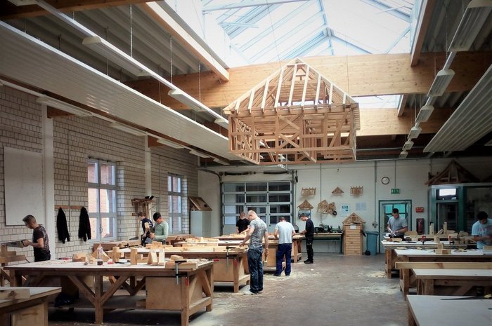 Das Foto zeigt den Holzbau im Lehrbauhof