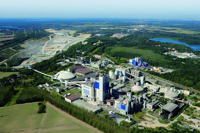 Das Foto zeigt eine Luftaufmahme des Cemex-Werkes Rüdersdorf