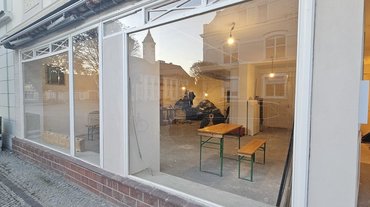 Fensterfront der Gewerbefläche Das Foto zeigt die Fensterfront der Gewerbefläche