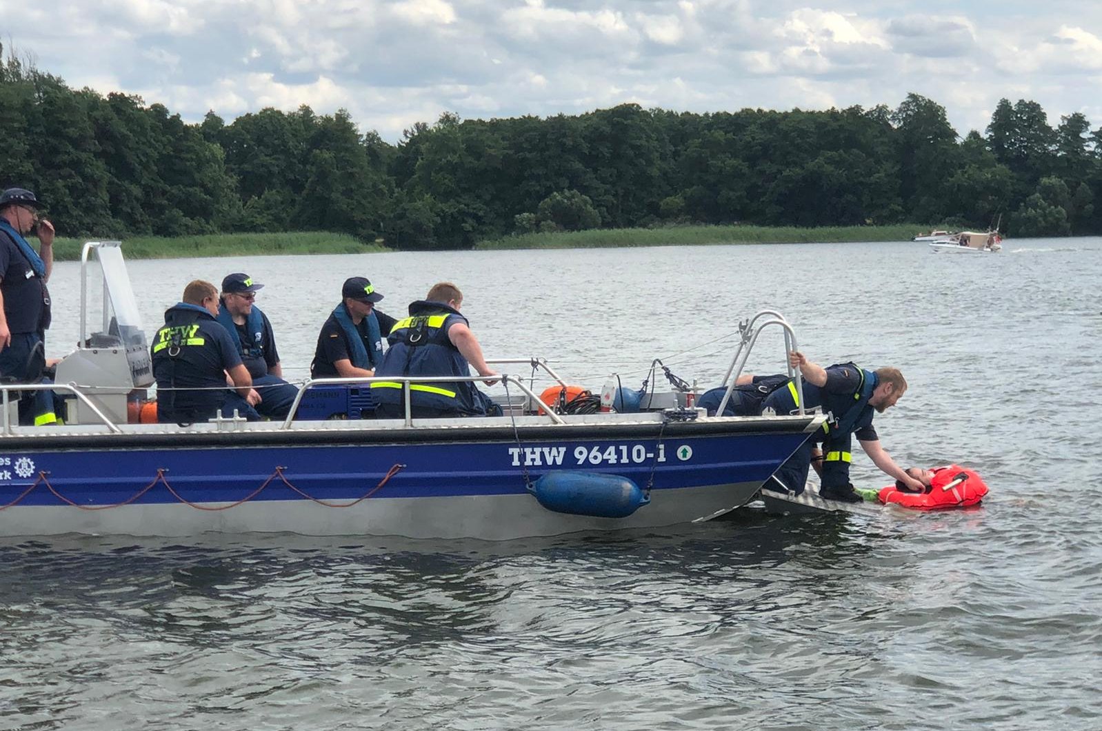 THW übt auf dem Stolpsee in Fürstenberg/Havel