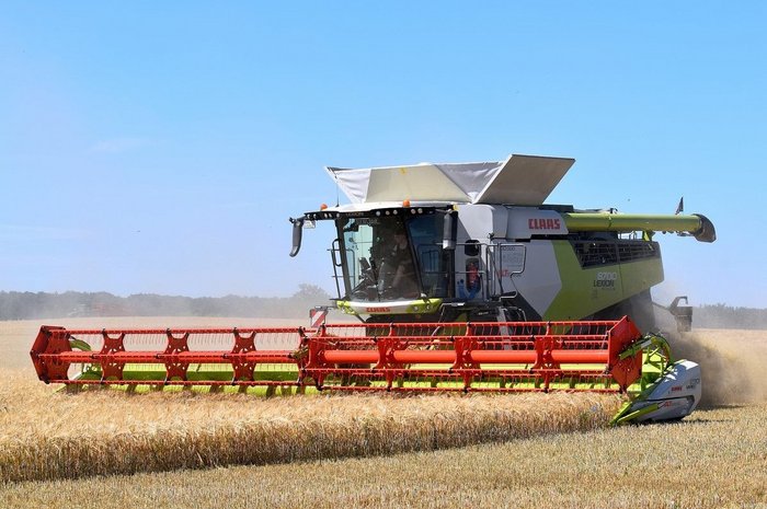 Ein Mähdrescher bei der Ernte von Gerste