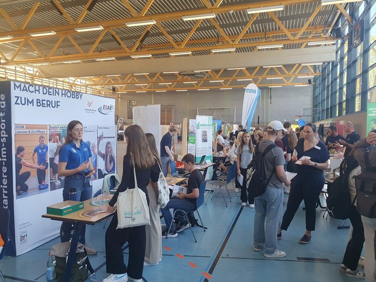 Impressionen der Lehrstellenbörse 2023 Das Foto zeigt einen Blick in die Messehalle, im Vordergrund der Messestand der ESAB