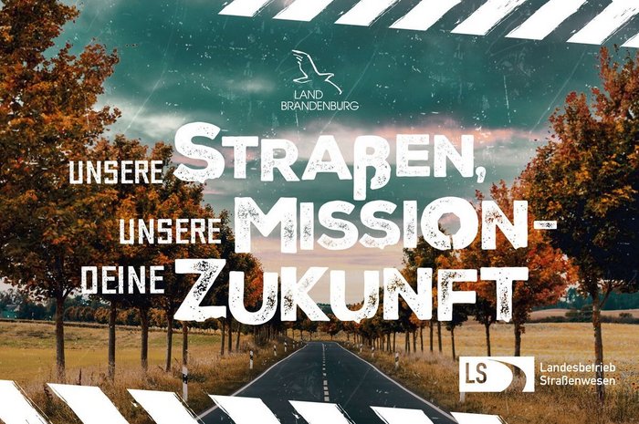 Das Foto zeigt drei junge Menschen vor der Berufsschule