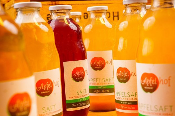 Auf dem Foto sind Flaschen gefüllt mit Saft abgebildet.