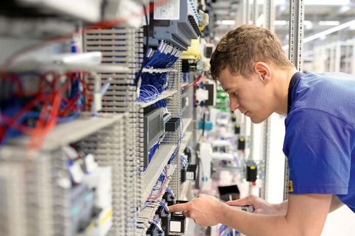 Das Foto zeihgt einen Elektriker der Stadtwerke Oranienburg an einem Schaltkasten