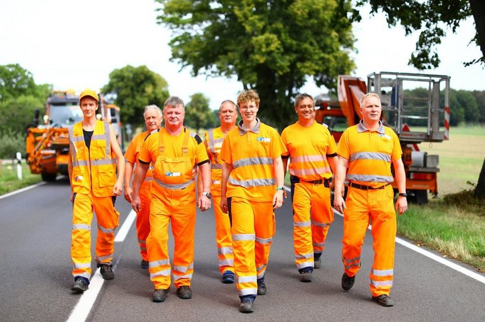 Das Foto zeigt Straßenmeister auf dem Weg zur Arbeit