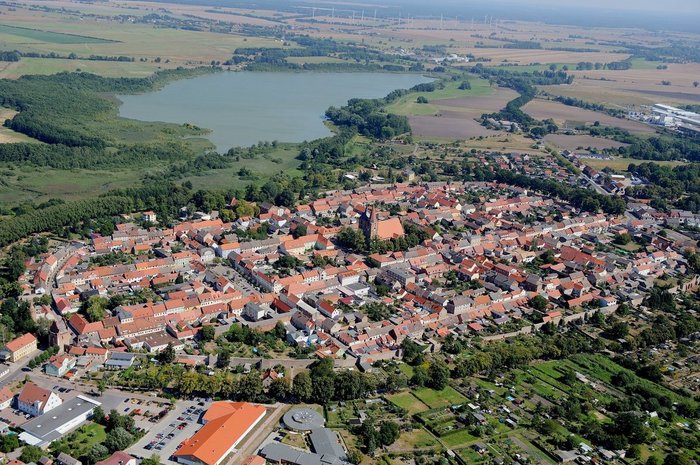 Das Foto zeigt eine Luftaufnahme der Granseer Altstadt mit Geronsee