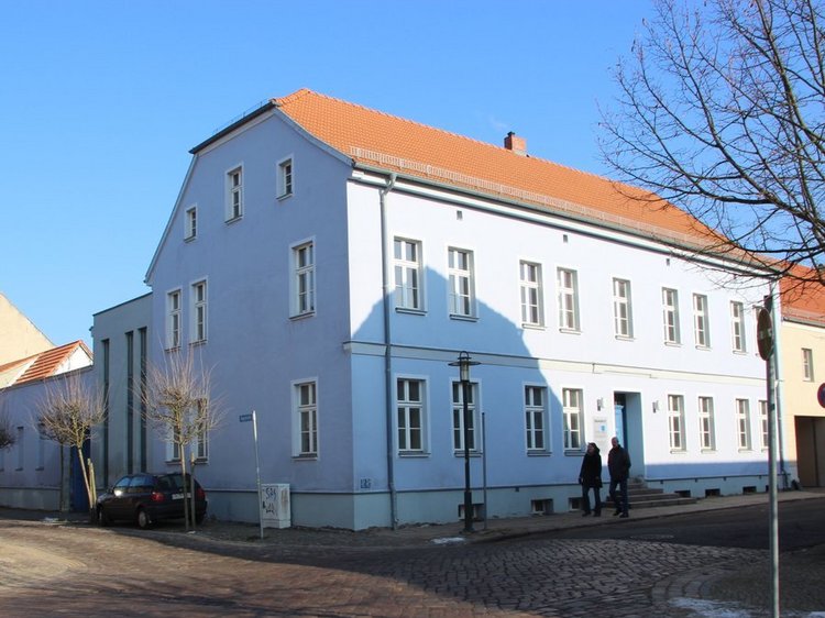 Das Foto zeigt die Außenansicht des Gebäudes in Gransee, Baustr. 31