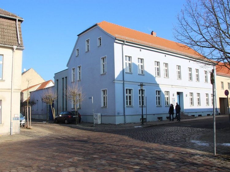 Das Foto zeigt die Außenansicht des Gebäudes in Gransee, Baustr. 31