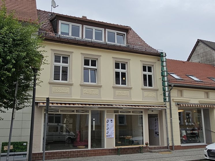 Das Foto zeigt die straßenseitige Ansicht des Gebäudes in Zehdenick, Klosterstr. 2