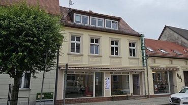 Straßenfront Zehdenick, Klosterstr. 2 Das Foto zeigt die straßenseitige Ansicht des Gebäudes in Zehdenick, Klosterstr. 2