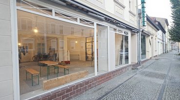 großzügige Fensterfront aus Sicht eines Fußgängers Das Foto zeigt die großzügige Fensterfront aus Sicht eines Fußgängers