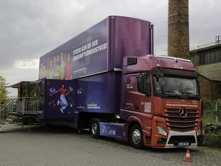 Impressionen der Lehrstellenbörse Zehdenick 2025 Das Foto zeigt den Info-Truck der Metall- und Elektroindustrie auf der Lehrstelenbörse 2025