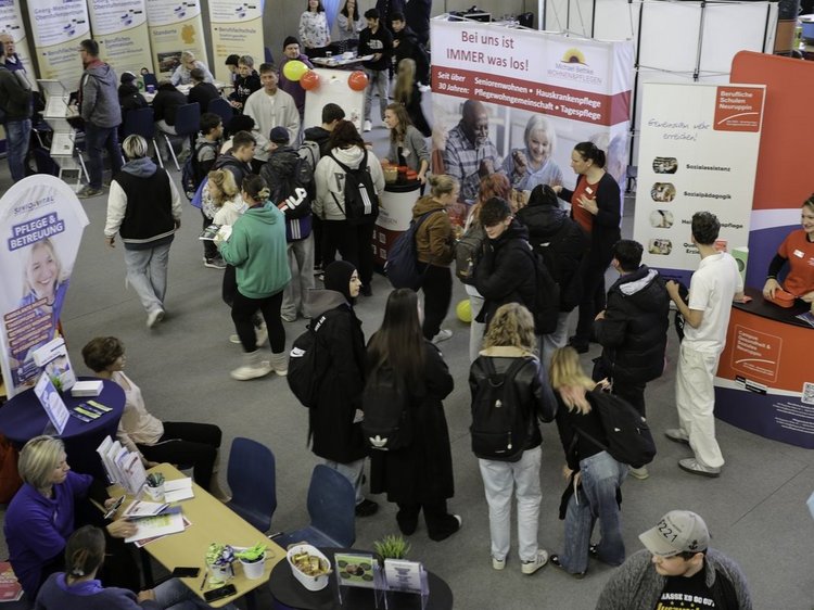 Impressionen der Lehrstellenbörse Zehdenick 2025 Das Foto Zeigt eine Gruppe Mensche, die zwischen Messeständen schlendern