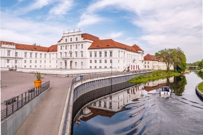 Das Foto zeigt das Schloss Oranienburg, das Wahrzeichen der Stadt