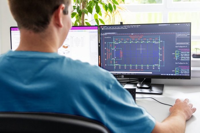 Das Foto zeigt eine Auszubildende auf dem Gabelstapler