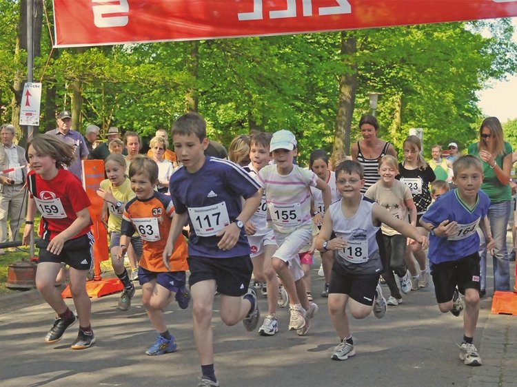 Kinder bei einem Marathonlauf