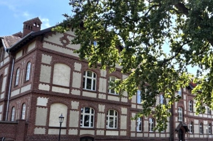 Das Foto zeigt das Gebäude der MHB Neuruppin