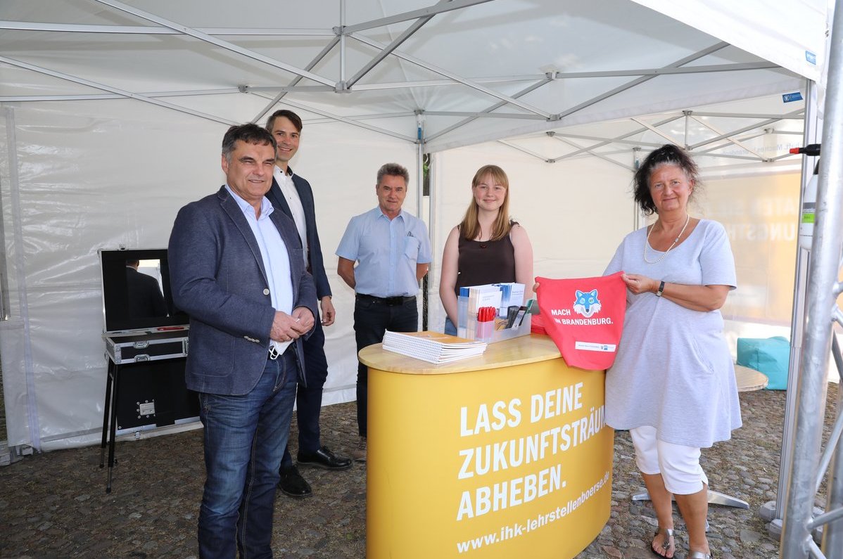 Kara Knaak beim Besuch der IHK-Couch-Tour in Gransee