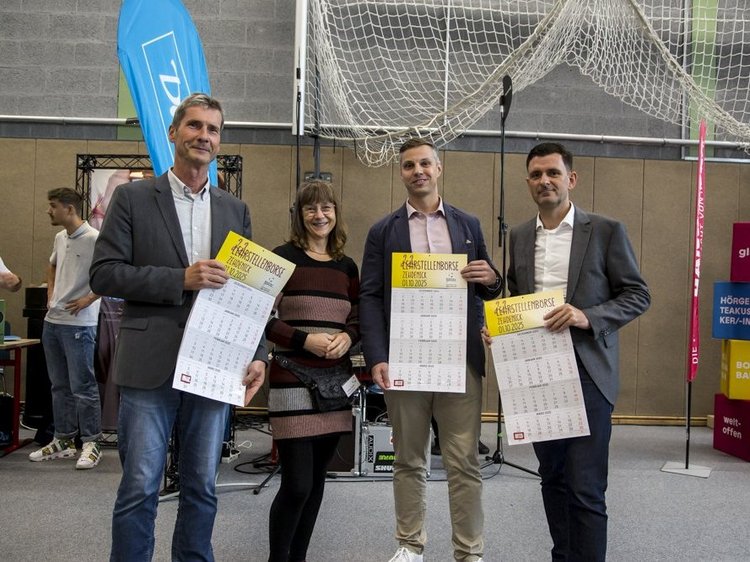 Lehrstellenbörse Zehdenick 2024 Das Foto zeigt die Bürgermeister Zehdenicks und Fürstenberg/H., den Amtsdirektor vom Amt Gransee und Gemeinden sowie eien mitarbeiterin der REGiO-Nord bei der Eröffnung der Lehrstellenbörse 2024