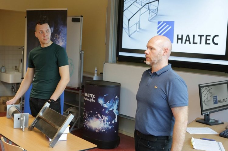 Präsentation Haltec Gransee Das Foto zeigt 2 Kollegen der Firma Haltec bei ihrer Präsentation