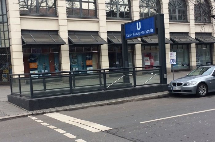 Das Foto zeigt den Eingang zum U-Bahnhof Kaiserin-Augusta-Straße in Berlin