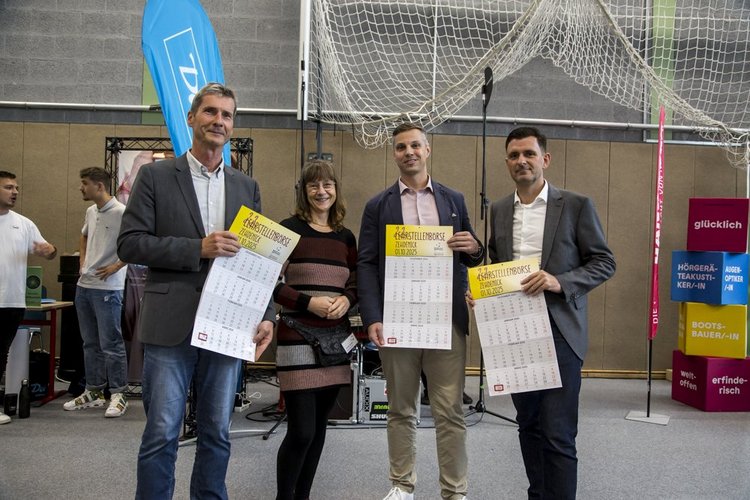 Das Foto zeigt den stellv. Amtsdirektor Gransee, den stellv. Bürgermeister Zehdenick, den Bürgermeister Fürstenberg und eine Mitarbeiterin der REGiO-Nord bei der Erffnung der Lehrstennebörse 2024