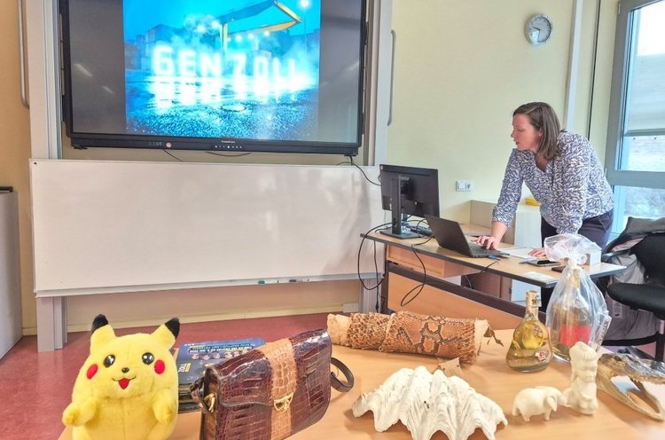 Präsentation Hauptzollamt Potsdam Das Foto zeigt 1 Mitarbeiterin des Hauptzollamtes Potsdam bei ihrer Präsentation