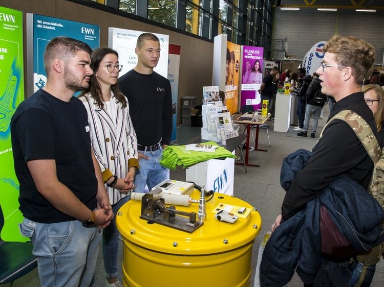 Impressionen der Lehrstellenbörse 2024 Das Foto zeigt den Messestand der EWN Rheinsberg, 4 Personen im Gespräch