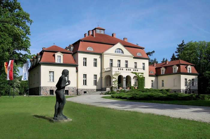 Das Foto zeigt die Frontansicht des Schlosses Liebenberg