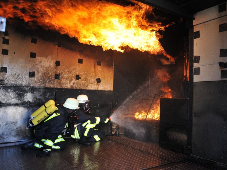 Feuerwähr löscht einen Brand 