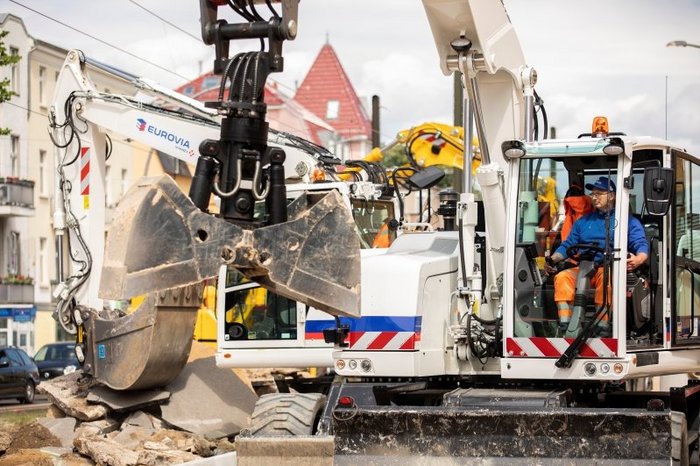 Das Foto zeigt einen Bagger beim Abriss einer Straße