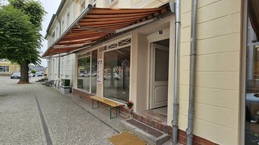 großzügige Fensterfront mit ausgefahrener Markise Das Foto zeigt die großzügige Fensterfront mit ausgefahrener Markise