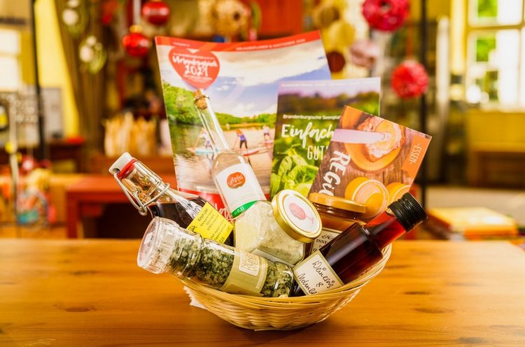 Das Foto zeigt ein Körbchen mit regionalen Produkten