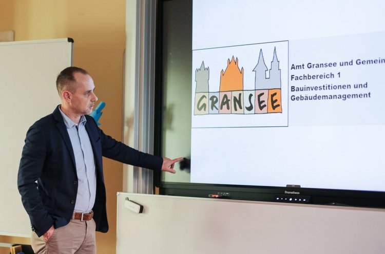 Präsentation Amt Gransee und Gemeinden Das Foto zeigt 1 Mitarbeiter des Amtes Gransee und Gemeinden bei seiner Präsentation